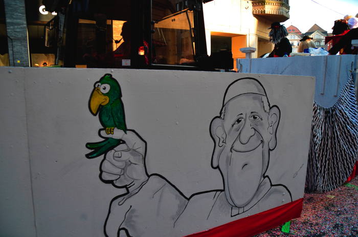 — Char papamobile pape "François Ier" en centre-ville — Carnaval — Bâle/Basel —